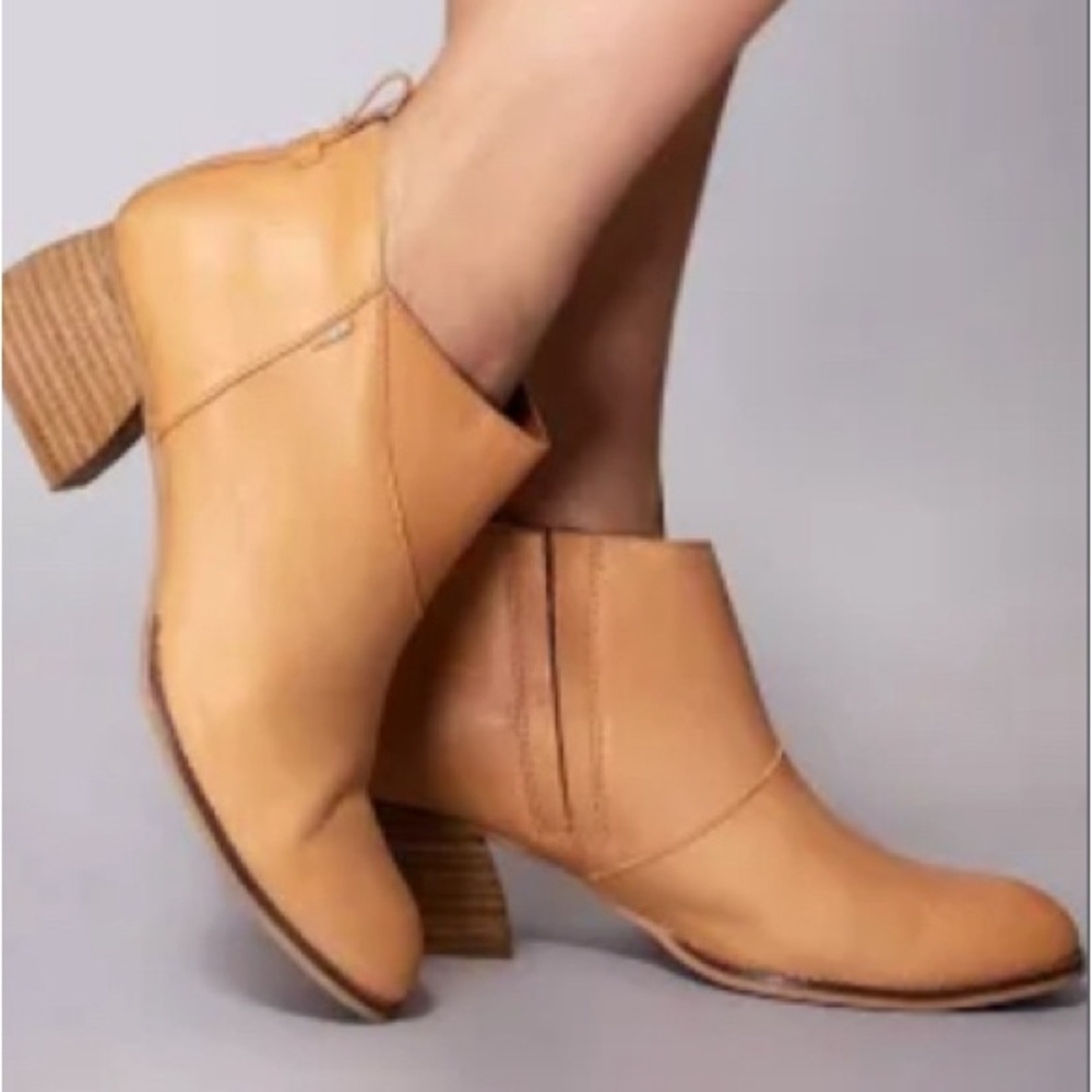 IN BOX Like New Toms Leilani Leather Booties